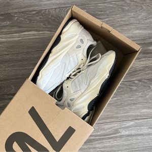 YEEZY BOOST 700 Analog EG7596